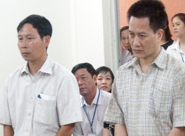 Nguyễn Tuấn Anh (bên phải) cùng thuộc cấp của ông ta tại tòa