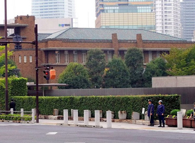 Dinh thủ tướng Nhật là tòa nhà gạch ở trung tâm Tokyo - Ảnh: Asahi Shimbun