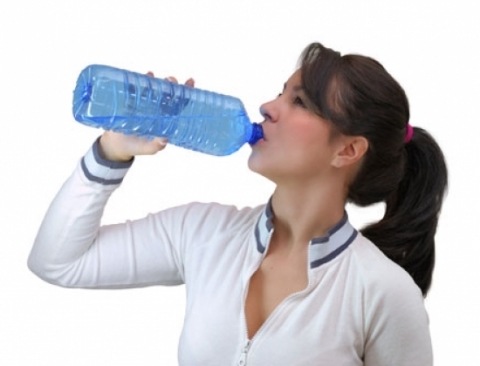  Uống nhiều nước tốt cho làn da - Ảnh: Shutterstock