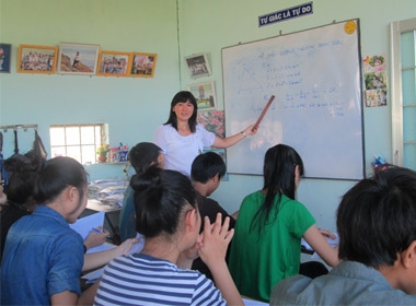 Cô giáo Nguyễn Thị Phương Giang đang giảng bài