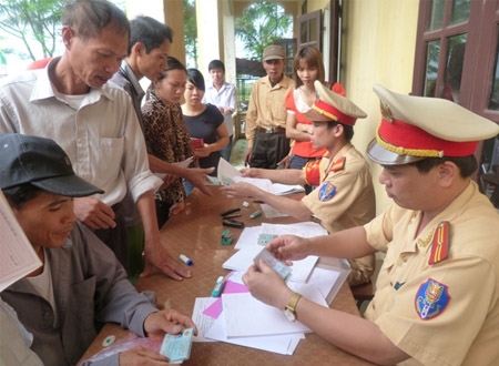 Mọi vướng mắc, thiếu sót đều được lực lượng CSGT tư vấn, giải quyết tại chỗ