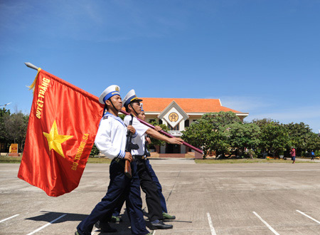  Chào cờ tại đảo Trường Sa lớn. 