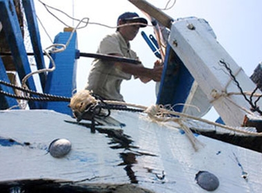 Mạn tàu cá số hiệu QNg 90917TS của tỉnh Quảng Ngãi bị vỡ toác sau khi bị tàu Trung Quốc đâm ngày 20/5/2013. 