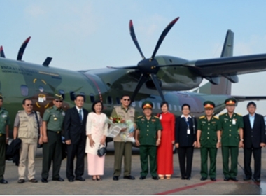 Sĩ quan quân đội Việt Nam chụp ảnh lưu niệm cùng phái đoàn Indonesia và máy bay vận tải CN-295.