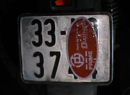 Biển kiểm soát của chiếc xe bị 2 đối tượng dán kín 1/2