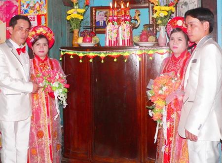 Vợ chồng Thanh Út (trái) và Hoàng Út. Ảnh: Ngô Tư