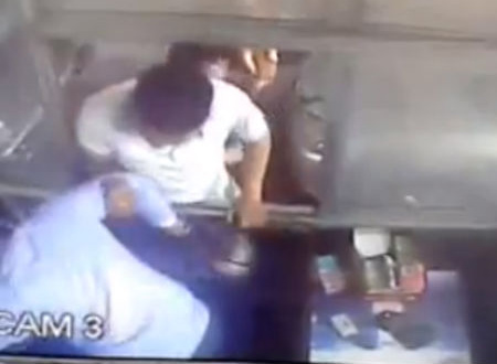 Nhóm người xông vào đạp phá bốt thu phí cầu Bãi Cháy (Ảnh cắt từ clip).