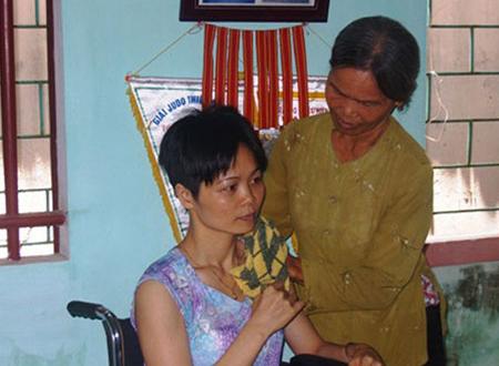 Lê Thị Huệ vật lộn với chấn thương và cuộc sống khốn khó 10 năm nay cùng mẹ già 