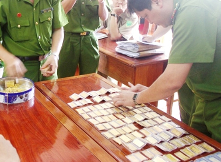 Công an trao 157 lượng vàng cho gia đình ông Chiến.