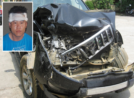 Tráng A Chư và chiếc xe Prado mà đối tượng đã cùng lao vào lực lượng công an