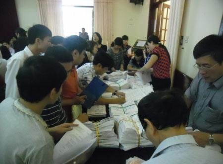 Các sở GD-ĐT bàn giao hồ sơ đăng ký dự thi ngày 5/5