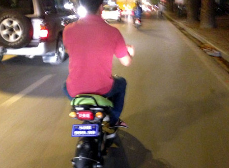 Thanh niên điều khiển xe đạp điện biển số 