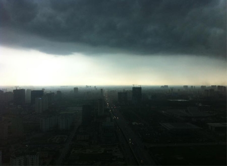 Bầu trời xám xịt bao phủ Hà Nội trước cơn mưa. Ảnh chụp từ tầng 36 tòa nhà Keangnam - Hà Nội. (Ảnh: Huyền Trang)