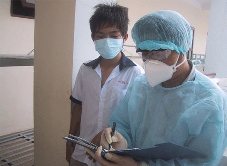 Cán bộ y tế trong một lần giám sát nhiễm cúm A/H1N1 tại TPHCM