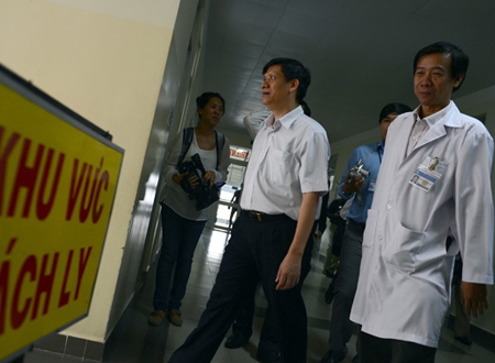 Thứ trưởng Bộ Y tế Nguyễn Thanh Long (giữa) kiểm tra khu cách ly được Bệnh viện Bệnh nhiệt đới TP.HCM chuẩn bị để đối phó với dịch cúm A/H7N9 chiều 9/4 - Ảnh: THUẬN THẮNG