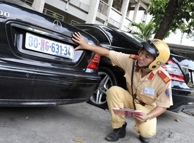 Hai chiếc ô tô mang biển số ngoại giao bị Công an Q.10, TP.HCM bắt giữ tháng 3/2013