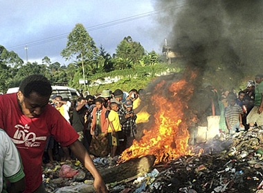 Bạo lực đang leo thang ở Papua New Guinea, trong ảnh là dân làng thiêu sống một người phụ nữ bị nghi là phù thủy.