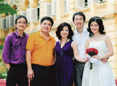 Hình ảnh đại gia đình danh hài Chí Trung.