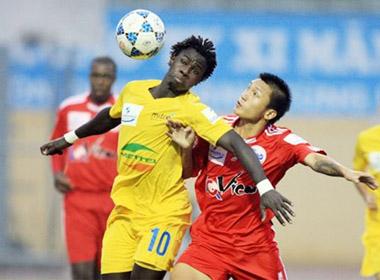 Thanh Hóa (trái) đã bổ sung được những bản hợp đồng chất lượng