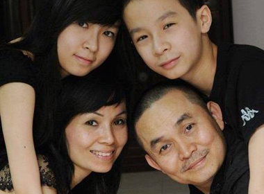 Kèm với bức ảnh gia đình, Xuân Hinh viết trên trang fanpage chính thức: 