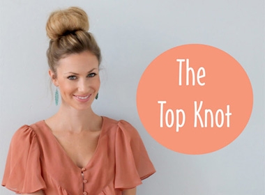 Búi tóc đỉnh đầu (top knot) rất thích hợp với mùa hè này khi mà bạn không muốn để tóc xõa vì nóng nực