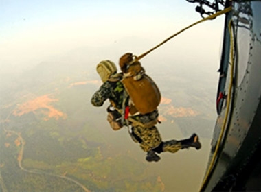 Bộ đội đặc công luyện tập nhảy dù chống khủng bố, cứu nạn và cứu hộ
