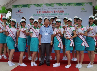 Các thí sinh hoa hậu Dân tộc Việt Nam 2013 mặc áo có logo và “quảng cáo” rầm rộ nước khoáng Phú Ninh cho đơn vị Hùng Cường gây phản cảm… vào sáng ngày 15/6.