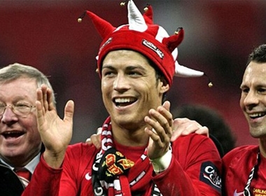 Ronaldo (giữa) nên trở lại M.U?