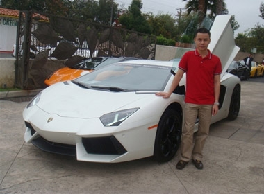 Cường Luxury chụp ảnh cùng siêu xe Lamborghini Aventador (có giá khoảng 20 tỷ đồng) được đại gia này đặt hàng ở Mỹ