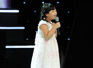 Con gái diễn viên Chiều Xuân siêu dễ thương trên sân khấu.