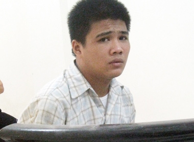 Trần Văn Hiền với cánh tay bị cụt tại phiên tòa