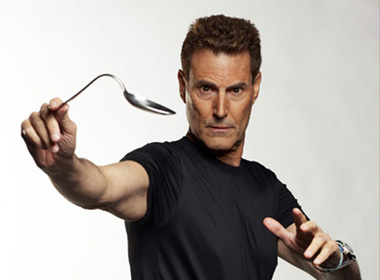 Uri Geller dùng mắt bẻ cong thìa, khiến đồng hồ ngừng quay.