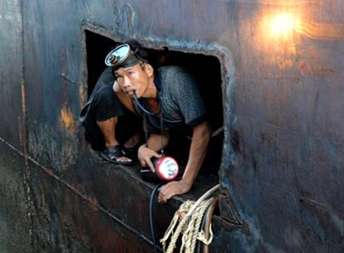 Thợ lặn Cao Văn Liêm chuẩn bị lặn xuống khoang tàu có khí độc để vớt thi thể đồng nghiệp 
