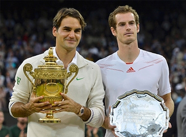 Năm ngoái, Federer (trái) vô địch sau khi thắng Murray. Hai tay vợt có thể gặp lại nhau ở bán kết giải năm nay