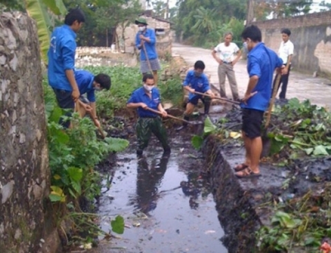 Nhóm sinh viên Đại học Công đoàn tham gia hoạt động nạo vét kênh mương ở xã Xuy Xá (Hà Nội). .