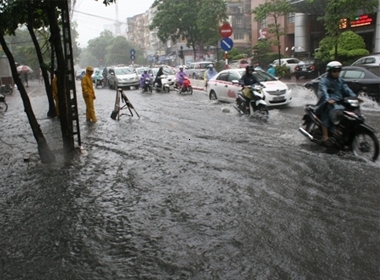 Đường phố Hà Nội ngập sâu trong nước