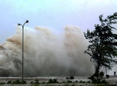 Đổ bộ vào Hải Phòng tối 23/6, bão Bebinca cùng với triều cường tạo thành những cột sóng cao tấn cống liên tiếp vào tuyến kè biển Đồ Sơn. 