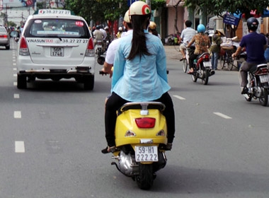 Chiếc xe Vespa màu vàng mang BKS: 59H1 – 222.22 trên đường Cộng Hòa sáng 22/6