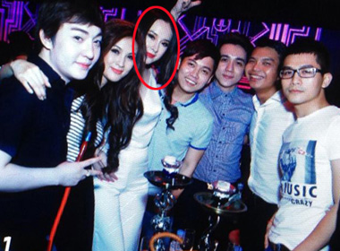 Angela Phương Trinh dính khoe lưng trần lên bar xả stress. 