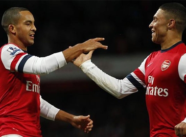 Walcott (trái) và Chamberlain đều sẽ có mặt trong chuyến du đấu tại Việt Nam