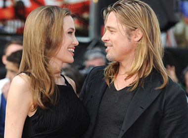 Angelina Jolie rạng rỡ bên Brad Pitt trong buổi ra mắt phim World War Z ở London.