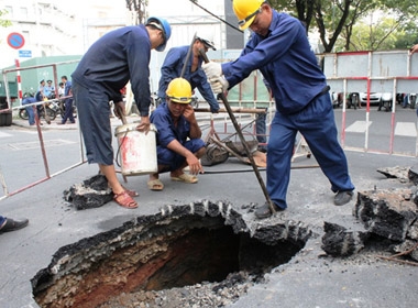 Hố tử thần xuất hiện ngay tại giao lộ khoét hàm ếch khá rộng