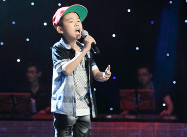 Nguyễn Ngọc Duy trên sân khấu The Voice Kids.