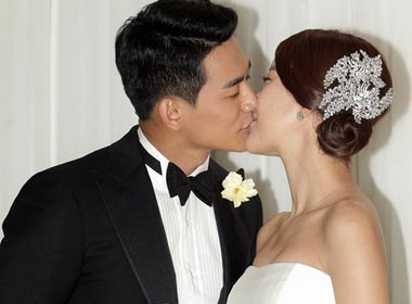 Baek Ji Young và chồng khóa môi thắm thiết trong đám cưới. 