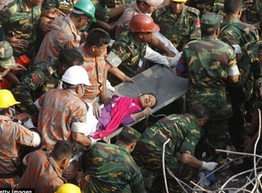 Reshma Begum được đưa đi cấp cứu sau cuộc giải cứu kỳ diệu dưới đống đổ nát.