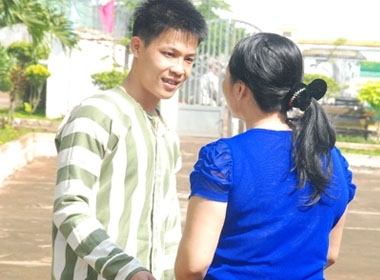 Phạm nhân Nguyễn Minh Quang nhận lời tha thứ từ bà Nguyễn Kim Oanh - mẹ nạn nhân