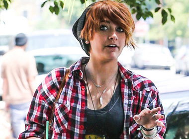Paris Jackson, con gái 15 tuổi của ca sĩ quá cố Michael Jackson đã cố gắng tự vẫn. 
