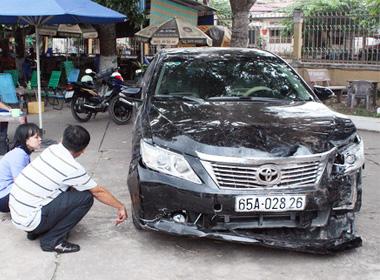 Chiếc Camry bị hư hỏng nặng phần đầu sau khi gây tai nạn