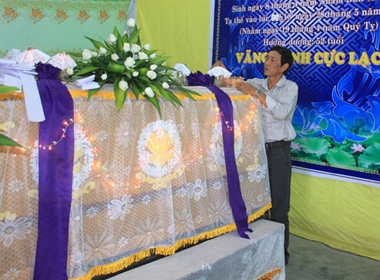 Ông Hùng lo khâm liệm cho một đám tang ở phường Hương Sơ.
