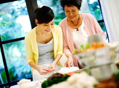 Lần đầu tiên nghe bà nói với mình như nói với một đứa con thực sự, chị rưng rưng. (Ảnh minh họa).